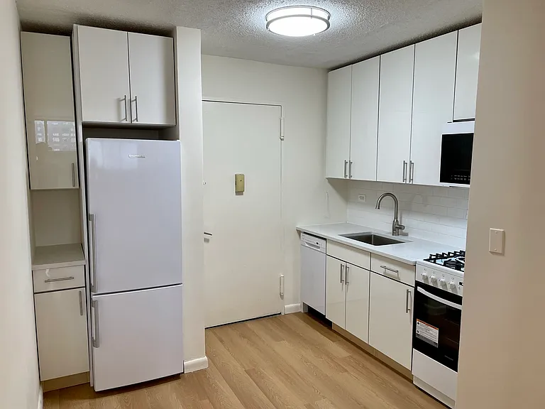 347 W 57th St #27BB — Photo 5