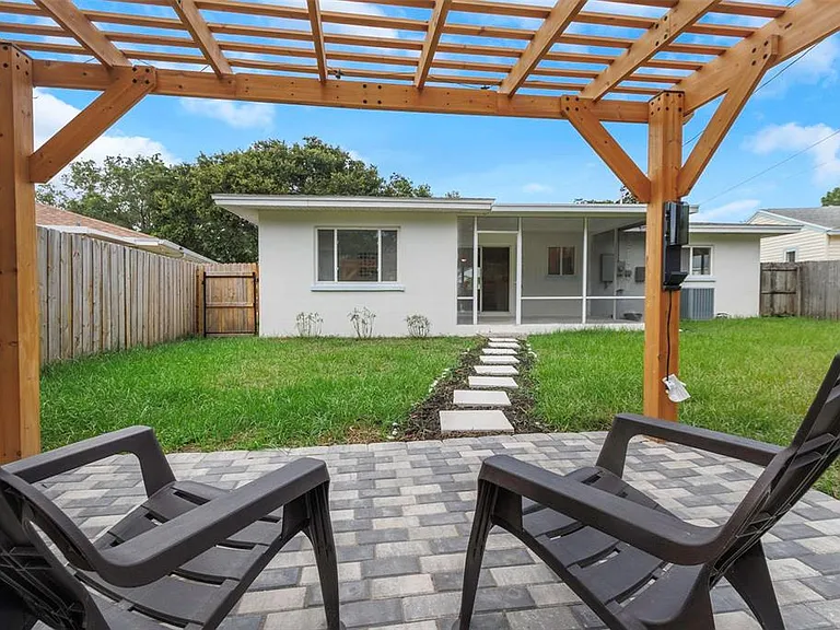 245 Grove Cir N — Photo 28