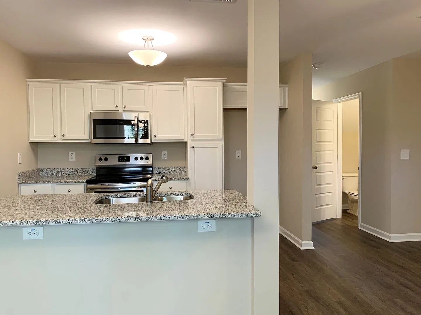 Very Nice Townhome in Great Location — Photo 4