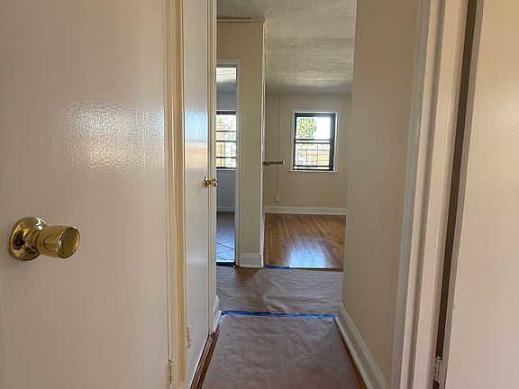4th image of 20-45 Crescent St Unit 1C