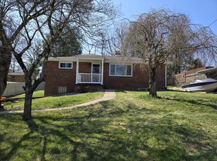105 Horseshoe Dr, White Oak, PA 15131