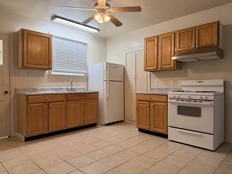 910 W 22nd St — Photo 3