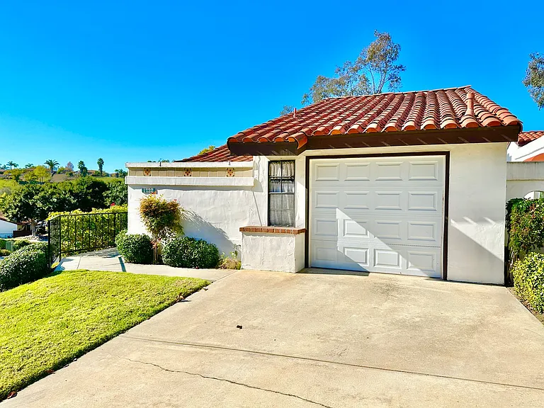 1732 Woodbrook Ln — Photo 2