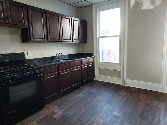 4th image of 18 Jewett Ave #2