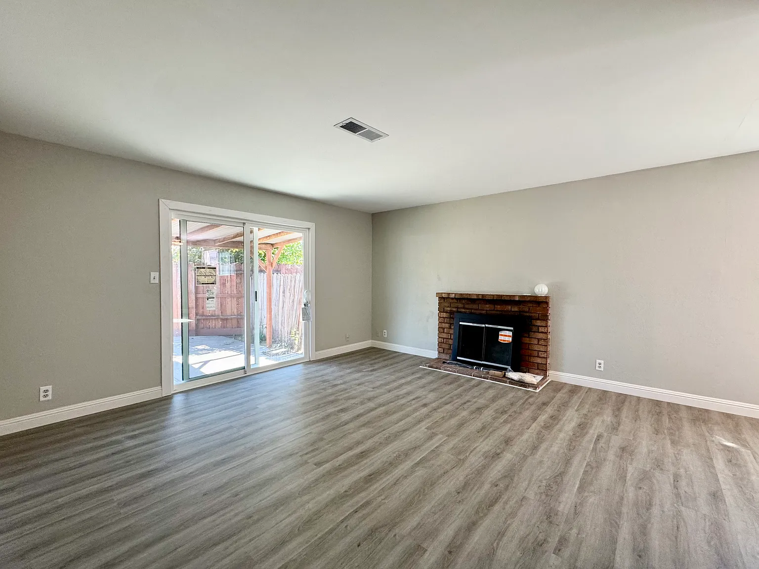 3 bed, 1020 sqft, $2,995 — Photo 3