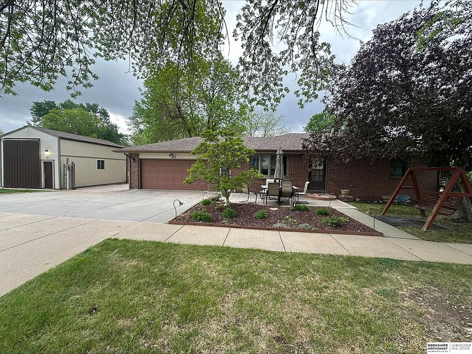 1st image of 835 W Belmont Ave