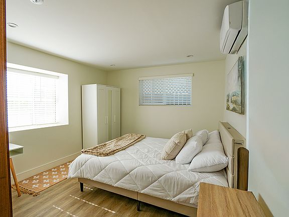 5th image of 23237 Burbank Blvd
