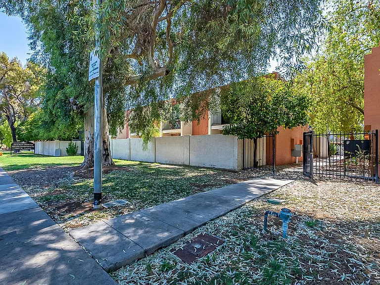2 bedroom 1.5 bathroom in the heart of Phoenix — Photo 34
