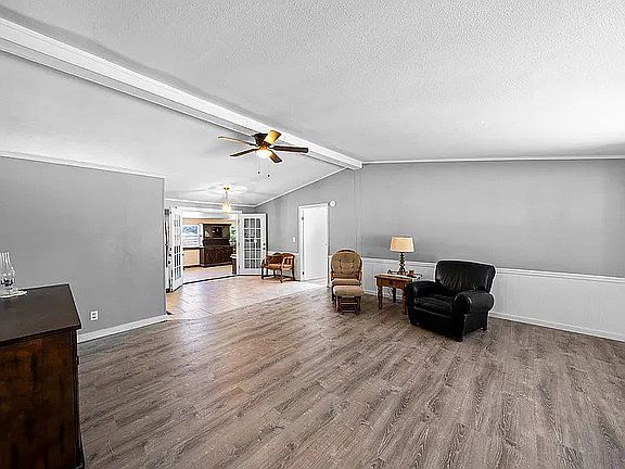 4th image of 100 Birch Dr S