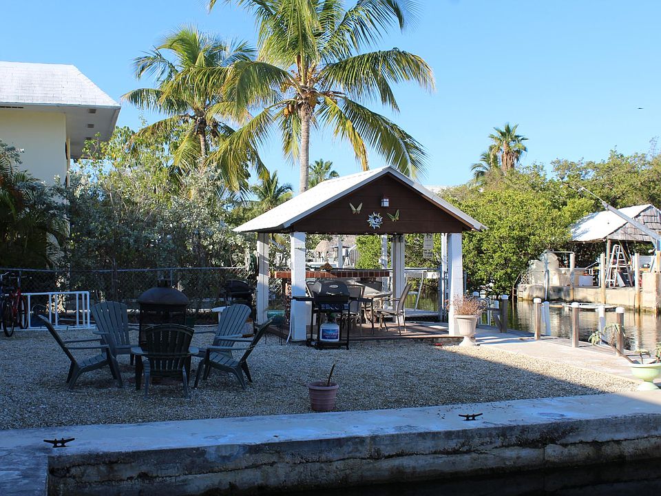 Exterior rear with tiki-hut on water