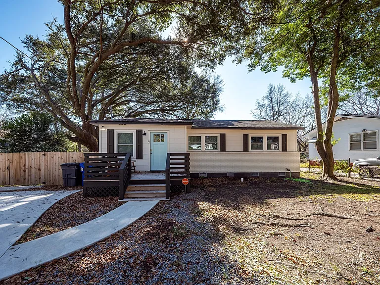1511 Larry St — Photo 3