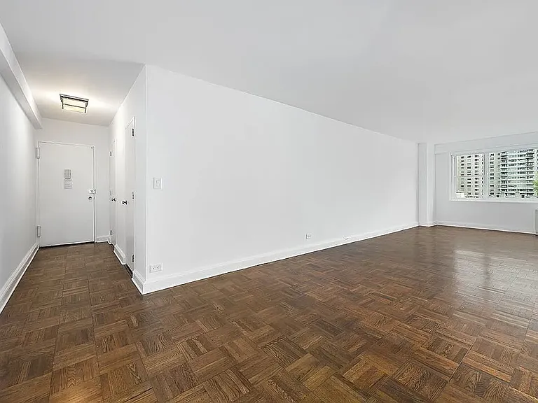 215 E 68th St #9G — Photo 2