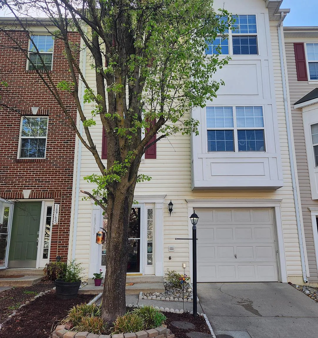 3 bed, 2.5 bath, 2408 sqft, $3,300 — Photo 2