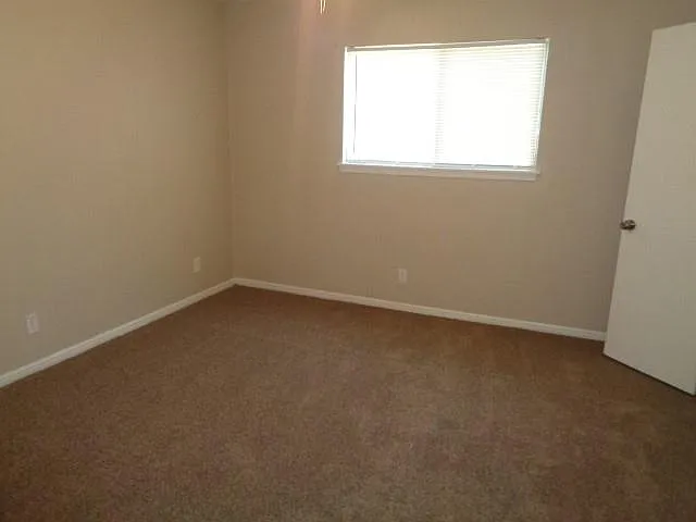 802 Baltic Ln — Photo 3