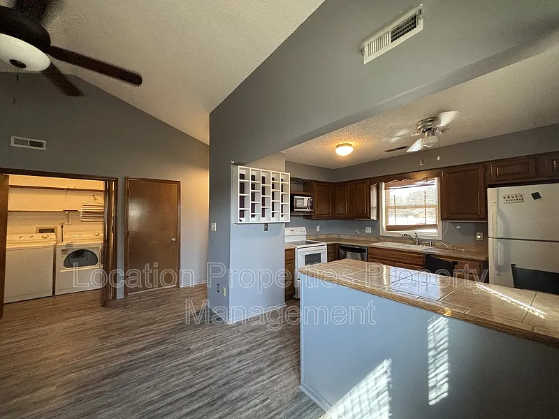 2 bed, 1.0 bath, 800 sqft, $1,295 — Photo 3