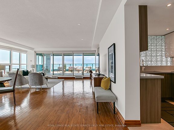 3rd image of 99 Harbour Sq #Penthouse 04