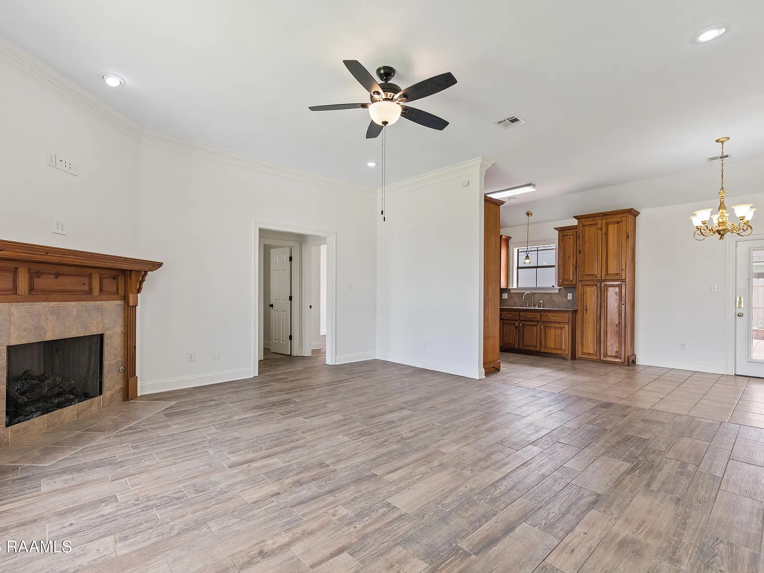 3 bed, 2.0 bath, 1579 sqft, $1,900 — Photo 4