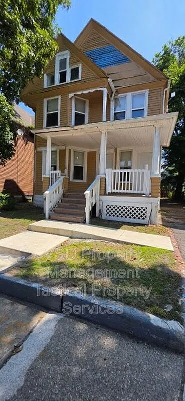 4 bed, 1.0 bath, 876 sqft, $995 — Photo 1