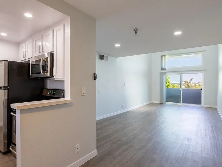 110 S Sweetzer Ave — Photo 13