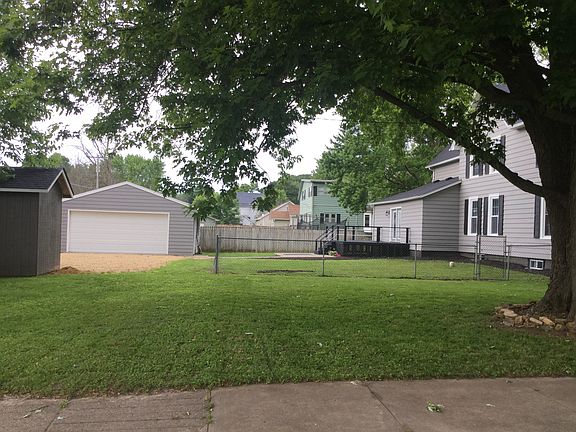 Side yard view, garage/deck