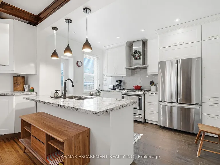 37 Connaught Ave S — Photo 13