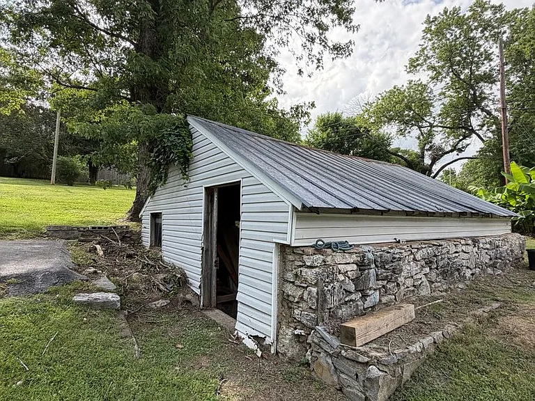 1013 Riverside Dr — Photo 11