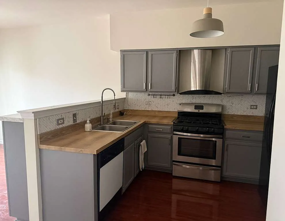 2 bed, 1.5 bath, 1270 sqft, $2,400 — Photo 4