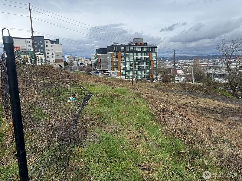 3rd image of 2123 Tacoma Avenue S