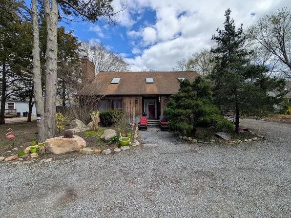 3 Cozine Road S, Center Moriches, NY 11934