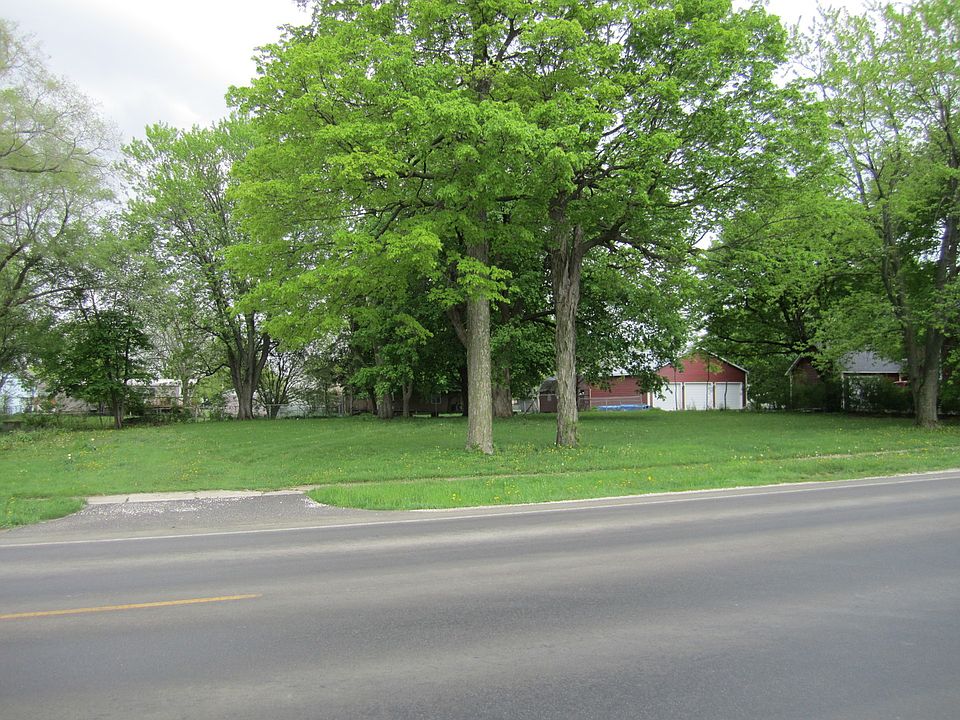 2nd image of 36 N Somonauk Rd