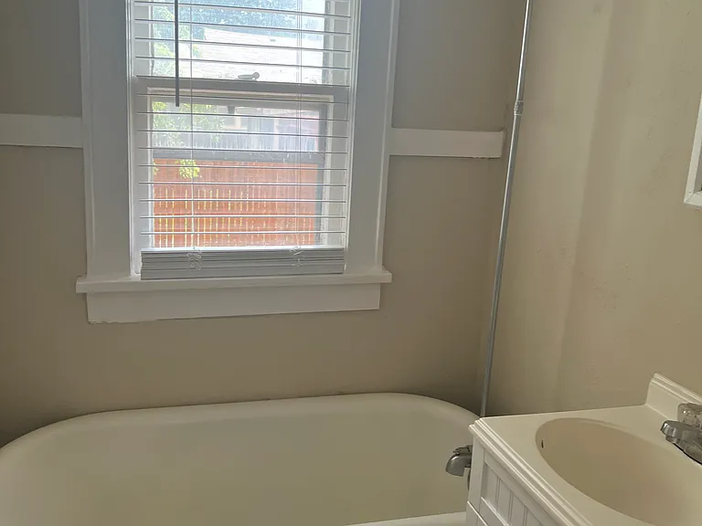 2521 1/2 N Robinson Ave #1 — Photo 7
