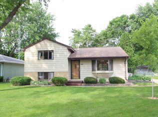 1052 Park Ln, Mason City, IA 50401