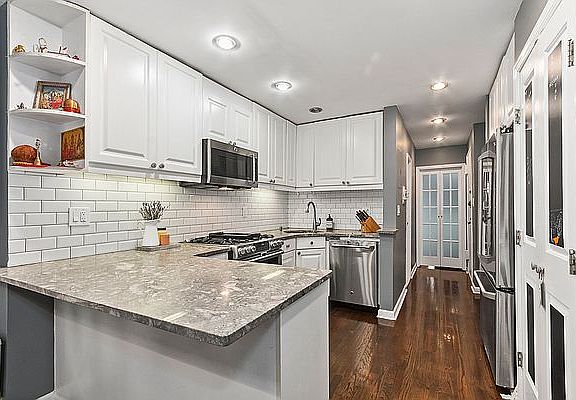 3rd image of 220 E 87th St APT 1A