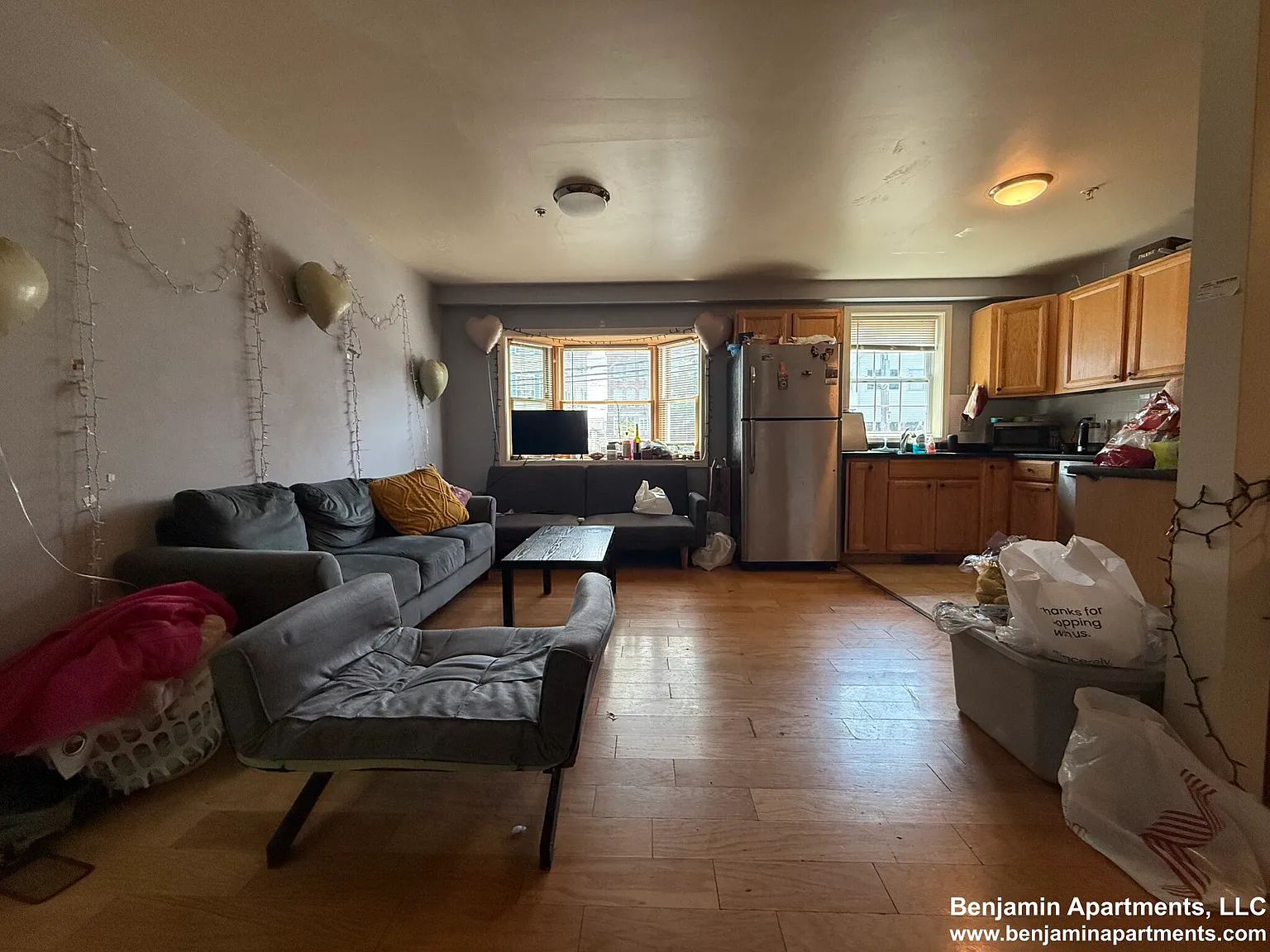 5 bed, 2.5 bath, 9999 sqft, $5,000 — Photo 2