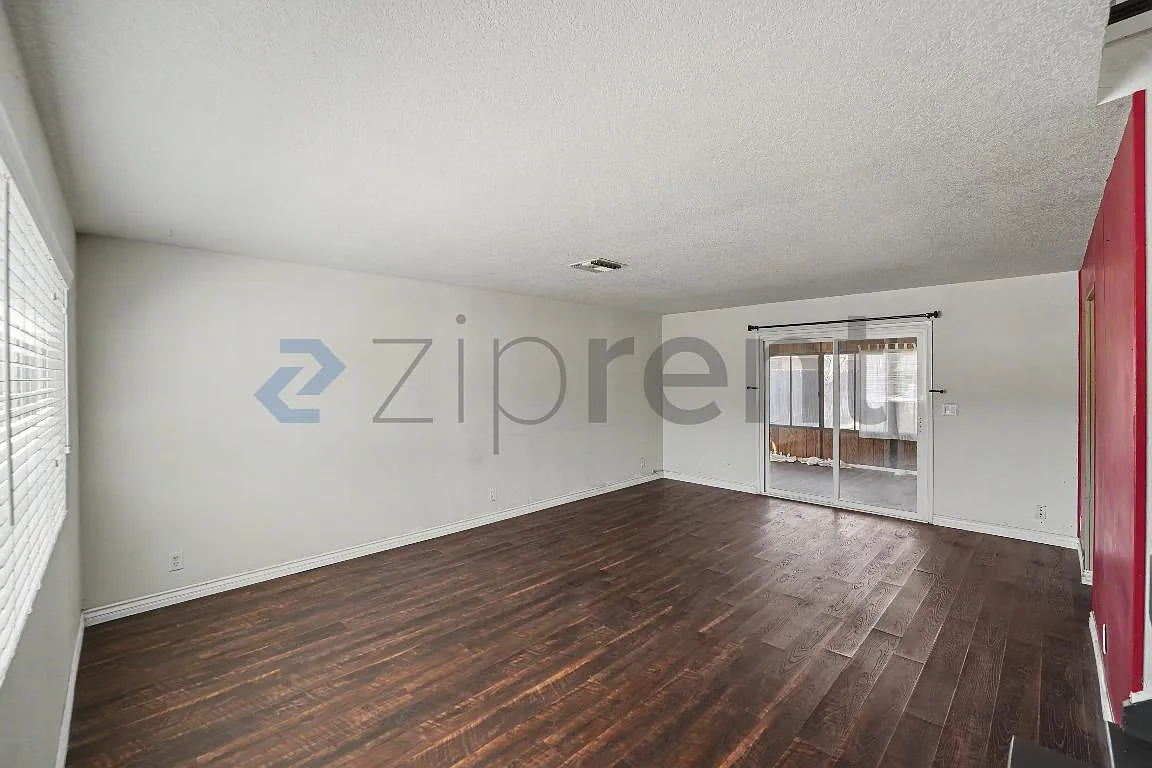 4 bed, 1638 sqft, $4,300 — Photo 3