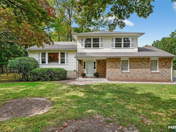 2 Eisenhower Rd, Closter, NJ 07624