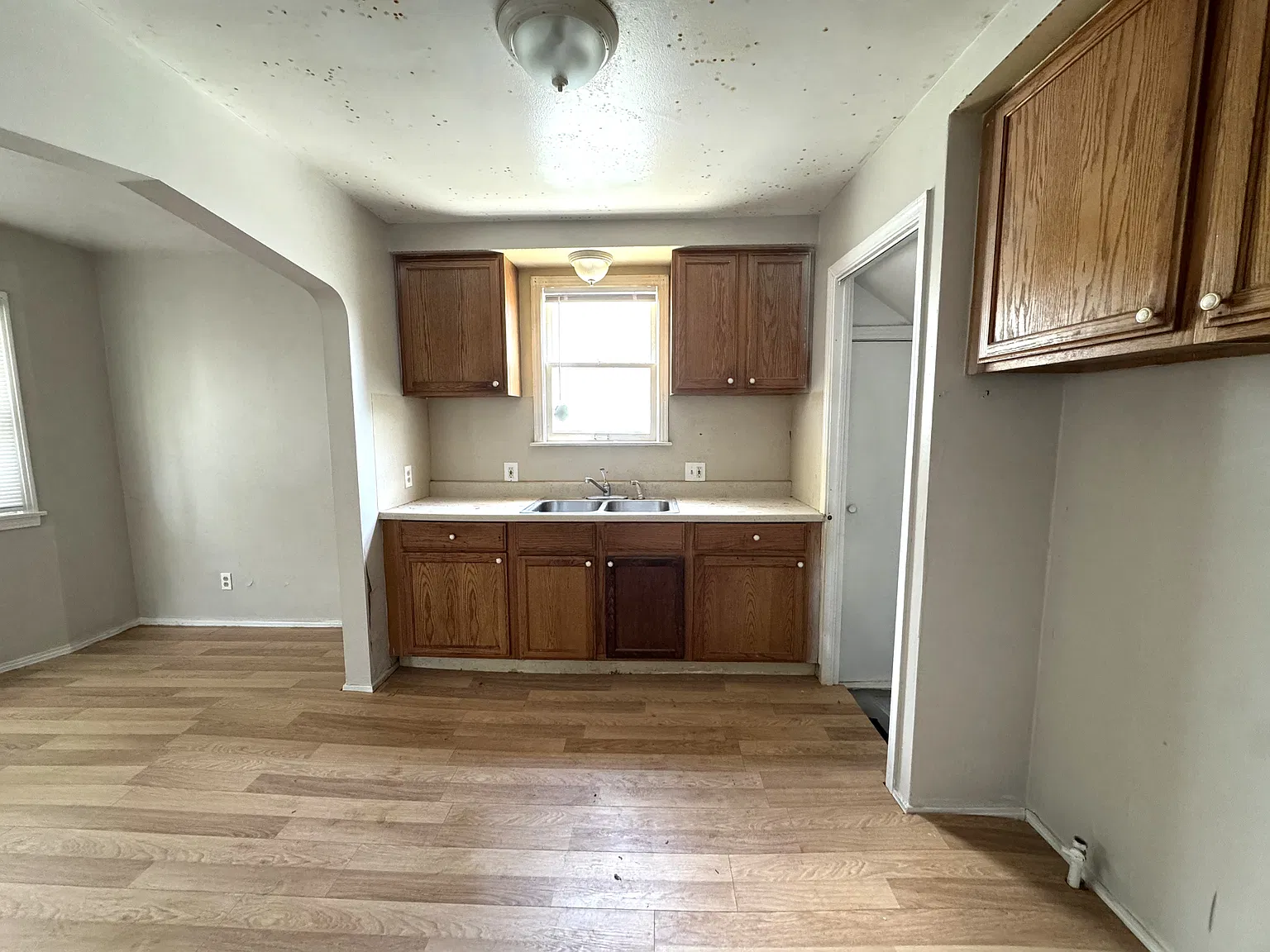 3 bed, 1000 sqft, $1,200 — Photo 3