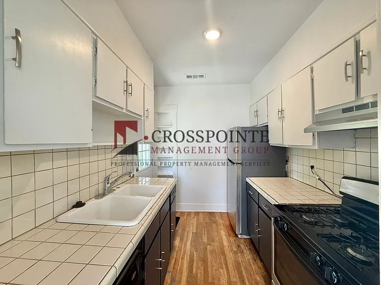 831 W Houston St — Photo 8