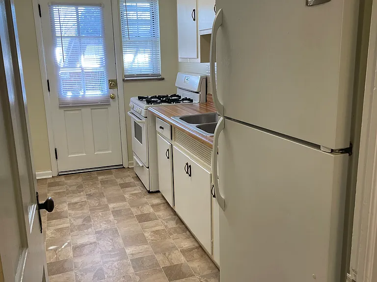 918 Kenwick Rd #D — Photo 8