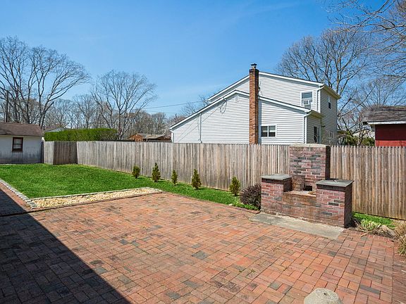 5th image of 81 Crestwood Dr
