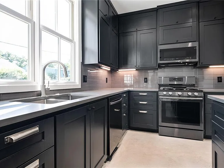 408 W 38th St #1 — Photo 4