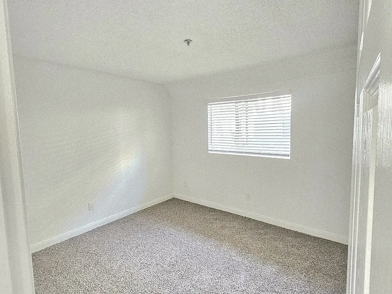 Yorktown Apartments — Photo 20