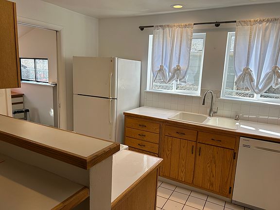Kitchen/ laundry to left