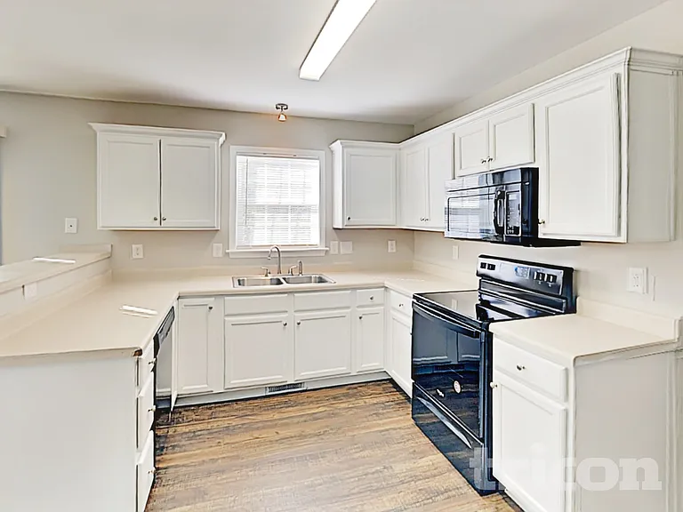 2809 Erinridge Rd — Photo 6