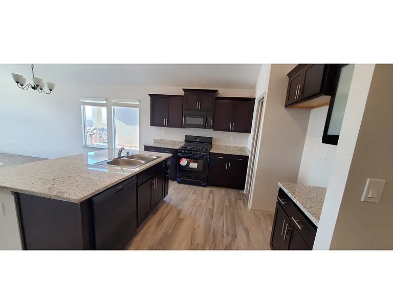 11337 Hidalgo Dr — Photo 2