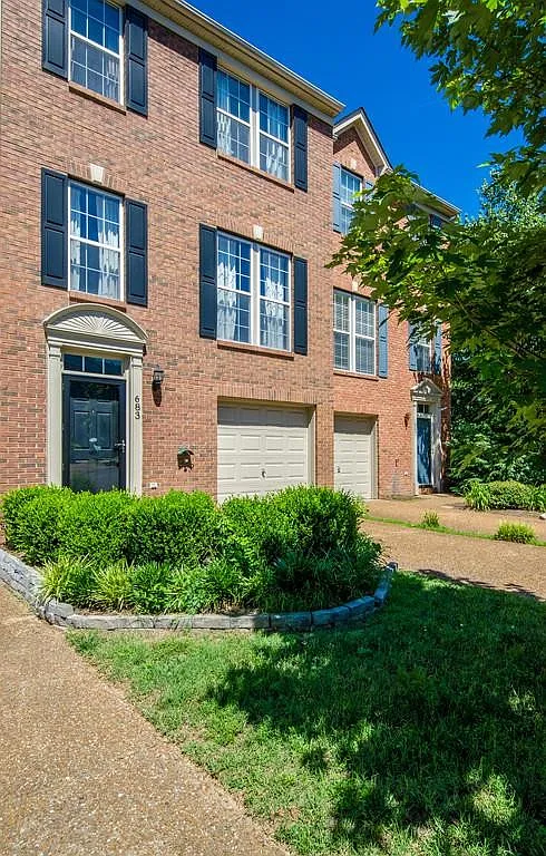 3 bed, 2.5 bath, 1826 sqft, $2,500 — Photo 1