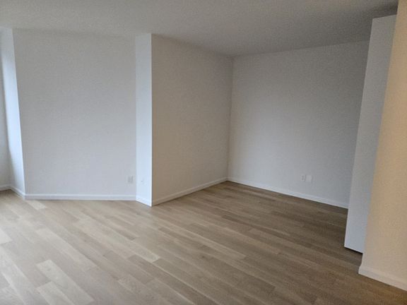 4th image of 201 W 72nd St APT 15F