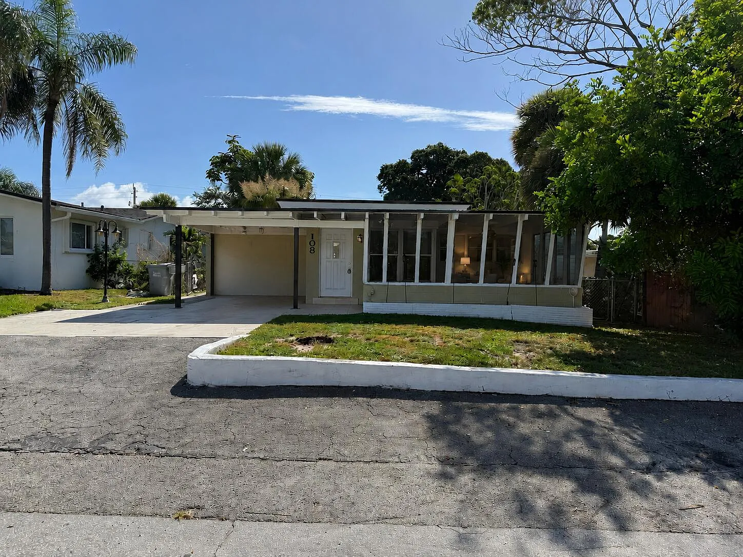 2 bed, 1.0 bath, 901 sqft, $2,100 — Photo 1
