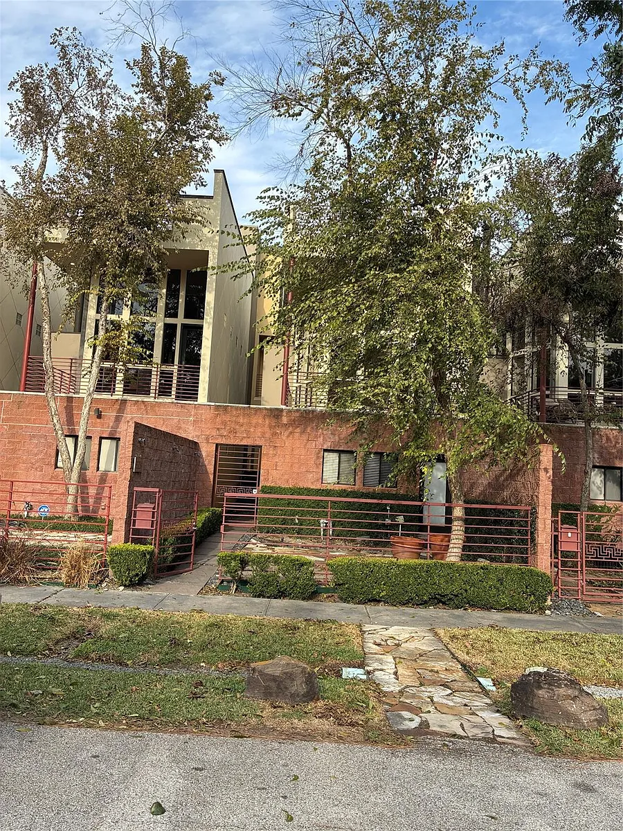 Building Photo - 6320 Haskell St #A