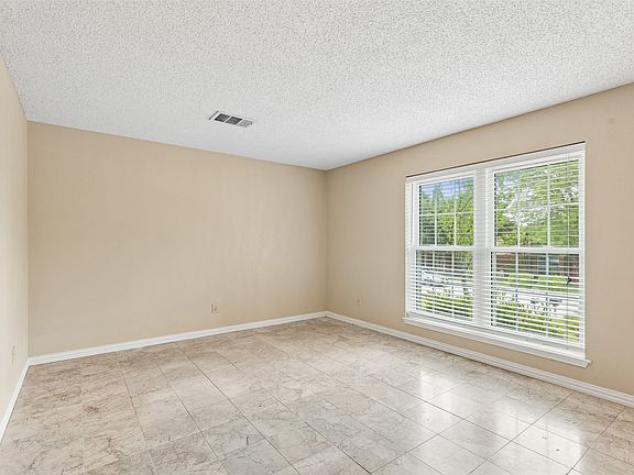 5th image of 1109 Holly Dr